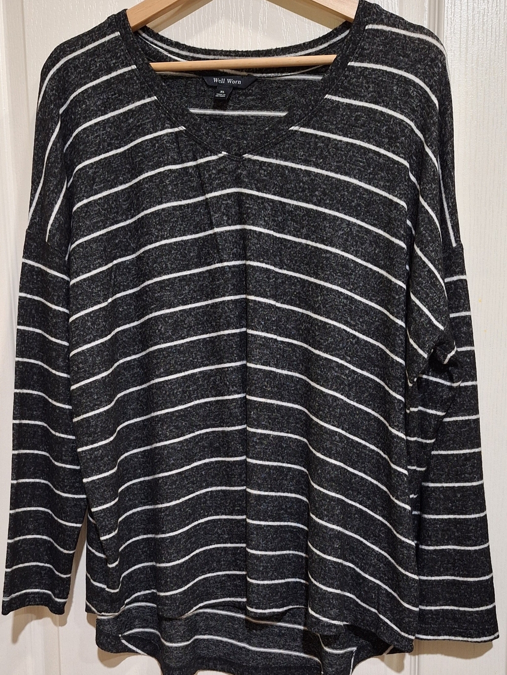Well Worn Sz XL Women's Black White Striped V-Neck Fall Winter Cozy Sweater Top